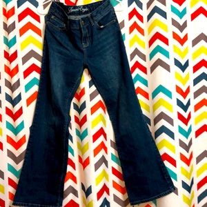 Woman’s American eagle jeans.